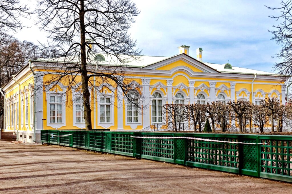 Екатериненский корпус в Петергофе