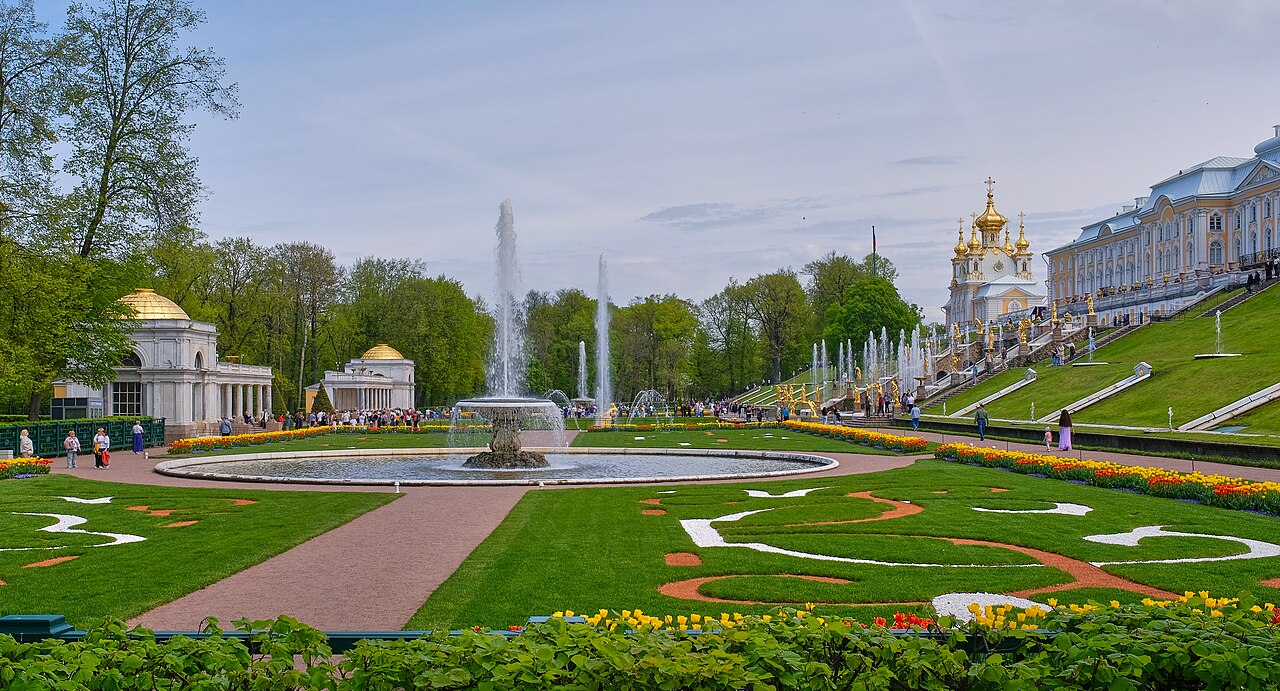 Фонтаны Чаши в Нижнем парке Петергофа