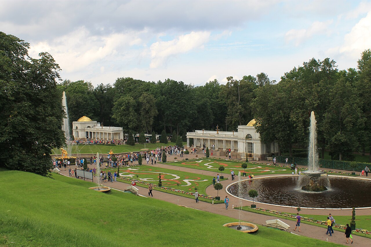 Воронихинские колоннады в Пертергофе