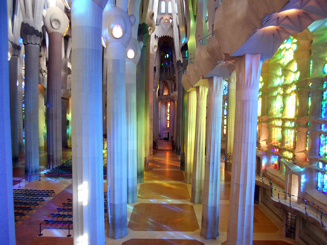Интерьер храма Sagrada Familia