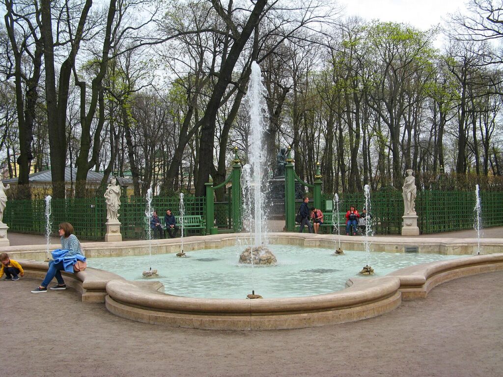 Гербовый фонтан в Летнем саду